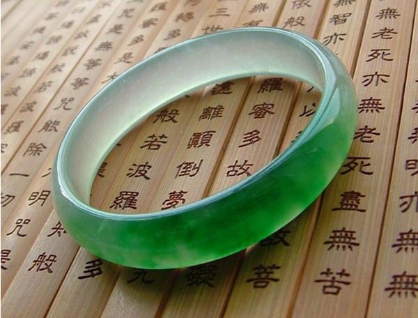 戴玉镯是人养玉还是玉养人,玛瑙手镯玉的手镯哪个养人