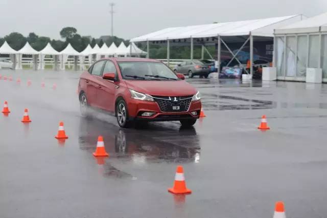 试驾纳智捷锐3：入门家轿？好用就是王道！