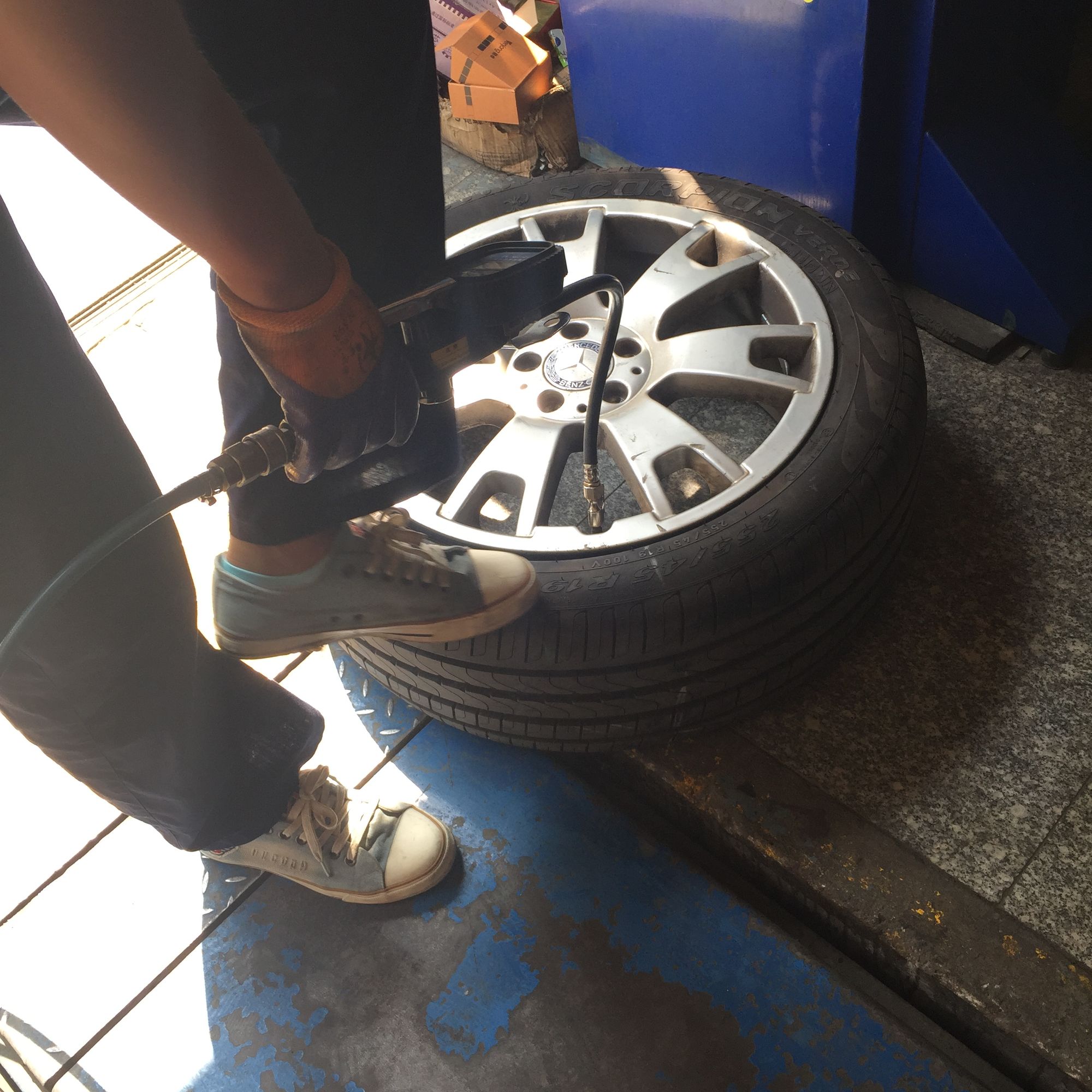 倒霉轮胎扎钉子,倒霉汽车轮胎被扎