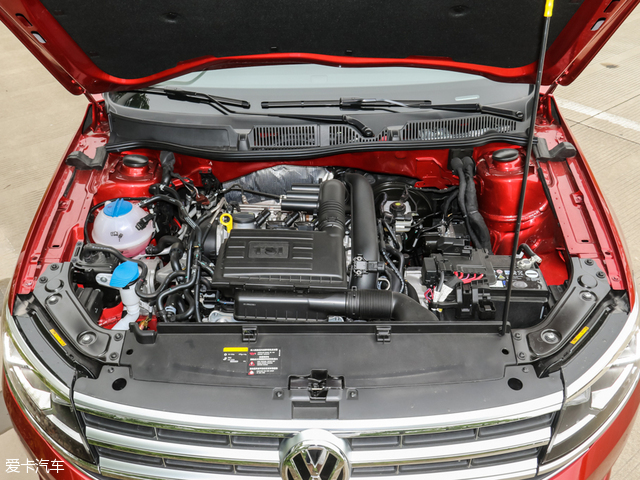 上汽荣威3601.4t,荣威360和大众朗逸