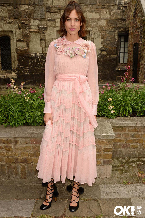 夏日装备升级攻略|学ElleFanning打一个时髦的蝴蝶结