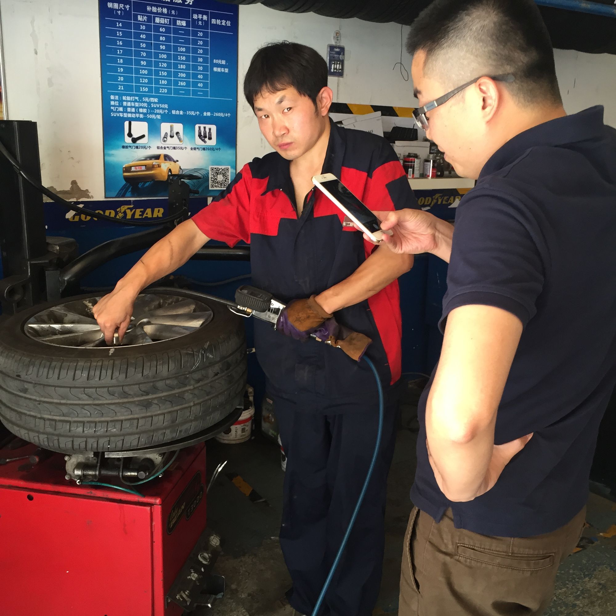 倒霉轮胎扎钉子,倒霉汽车轮胎被扎