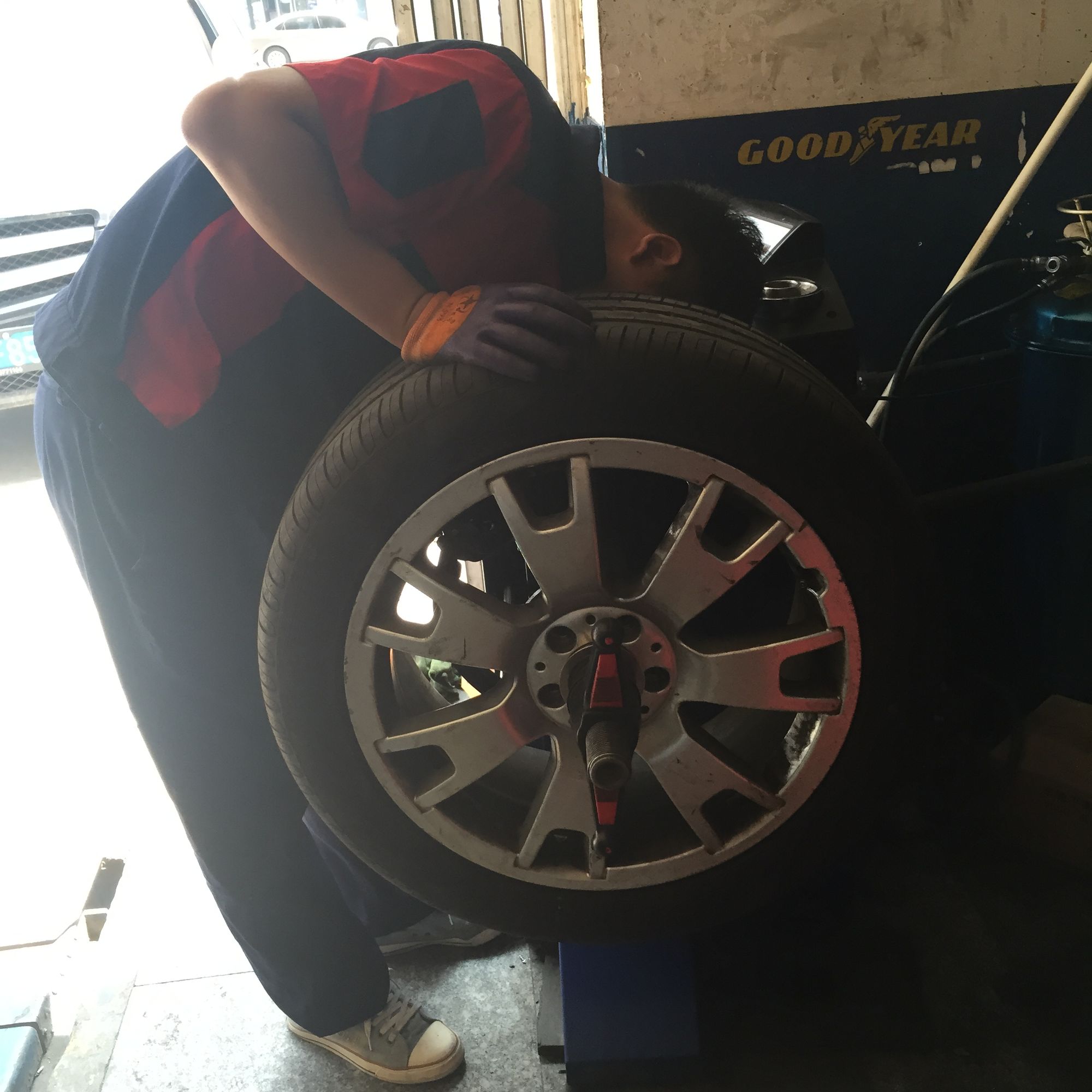 倒霉轮胎扎钉子,倒霉汽车轮胎被扎