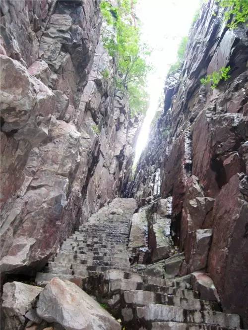 我敢打赌，河南这七个绝壁“一线天”，肯定有你过不去的！