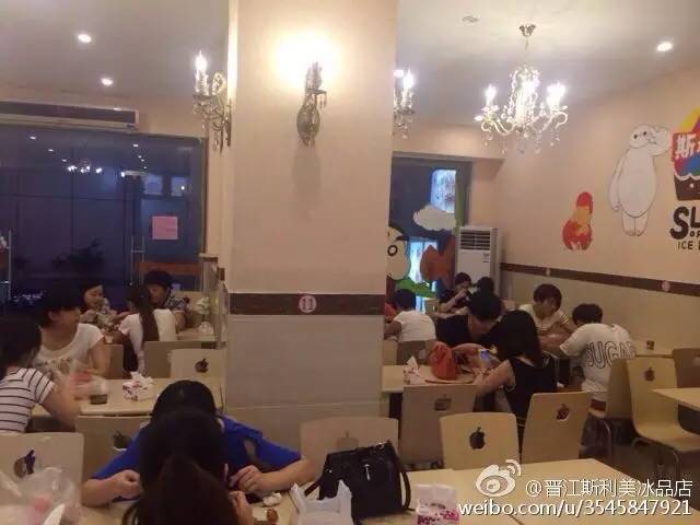 听说斯利美超级芒果冰免费送？！于小涵第一时间跑到现场。。。