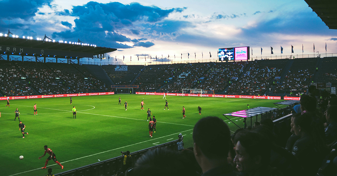 吵架怒砸电视后老公深夜出走，她翻老公朋友圈竟意外发现闺蜜踪迹