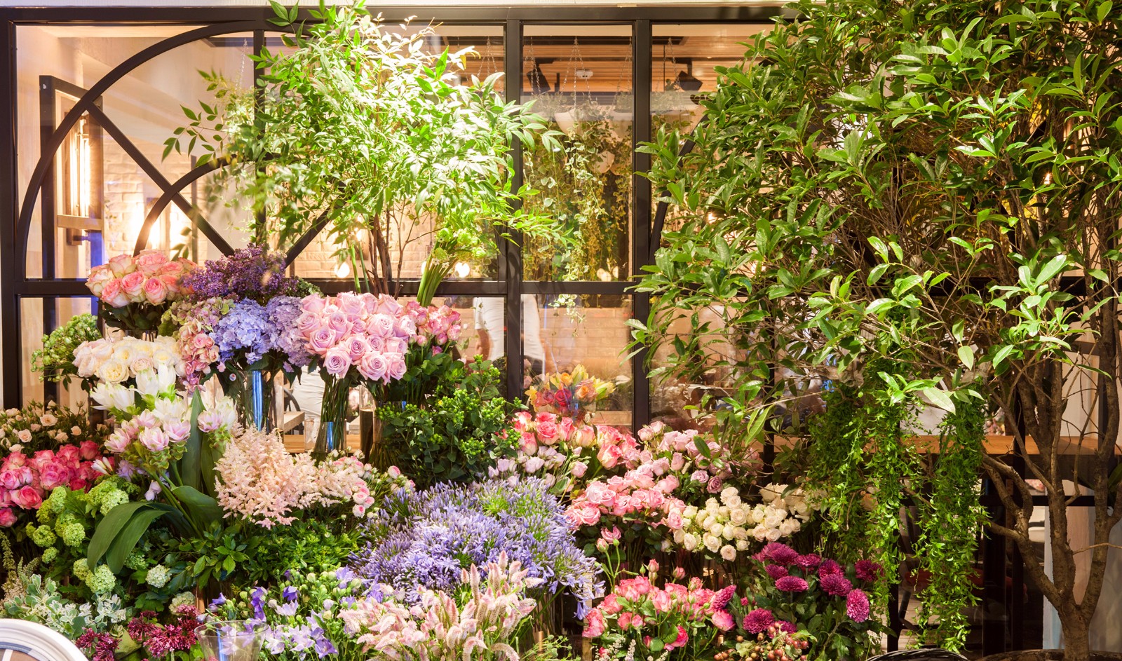 这位当过服装设计师的餐厅老板,搬了一座巴黎花园到餐厅,女孩们