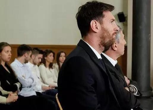 c罗遭遇梅西式难题,c罗在球场上受到委屈时