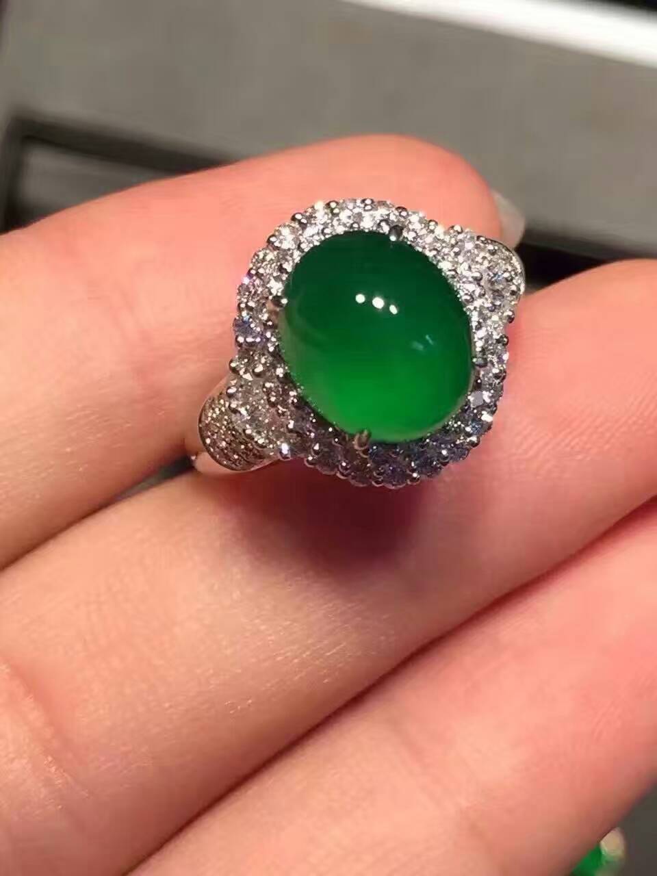 翡翠微商教程4.当一个客户总在询问高价位的货时该怎么做。