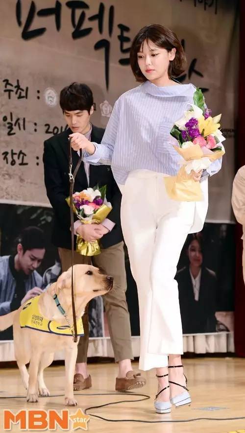 夏日穿搭蓝白色,好看又时髦的夏日穿搭