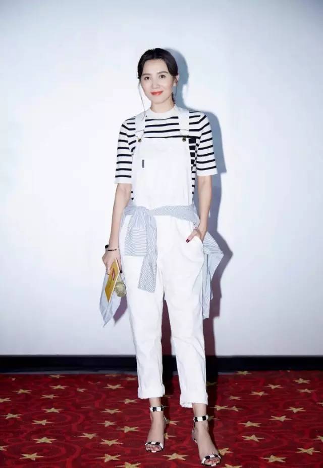 夏日穿搭蓝白色,好看又时髦的夏日穿搭