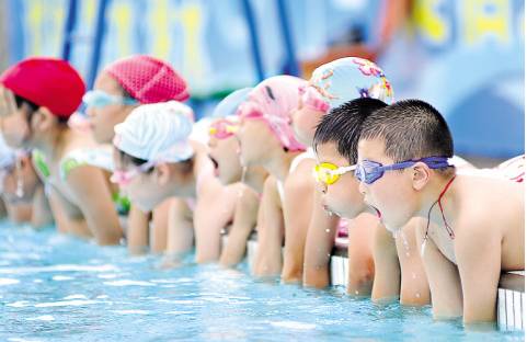 这个暑假要爽呆！游泳馆免费向学生开放，足球篮球乒乓球技能免费教，时间地点在这里...
