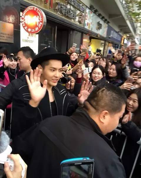 一言不合就堵厕所，小鲜肉你们得带多少保镖才能隔开痴女？！