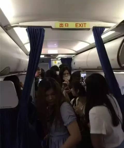 一言不合就堵厕所，小鲜肉你们得带多少保镖才能隔开痴女？！