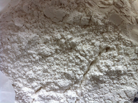 地面潮湿发霉有什么办法解决,墙角地面湿了怎么回事