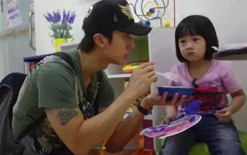 黄多多烧钱式教育,黄多多年薪多少钱