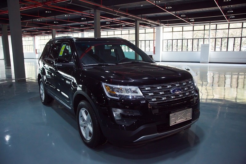 奔驰威霆水晶宝座5.0灰色,库存16款奔驰威霆