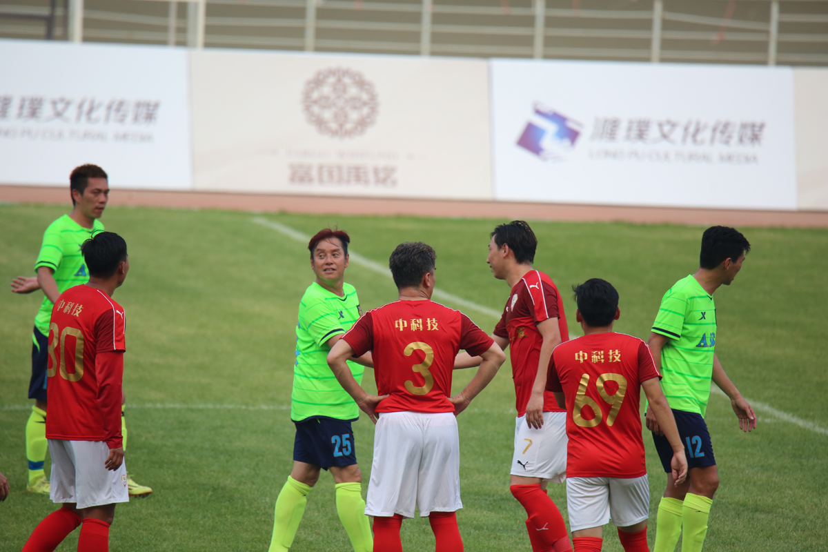 香港明星足球队中山公益赛,香港明星足球队谭咏麟表演视频