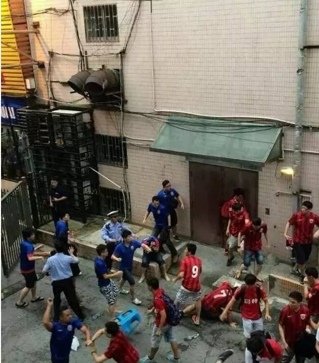 登巴巴断腿比赛,登巴巴断腿足球视频