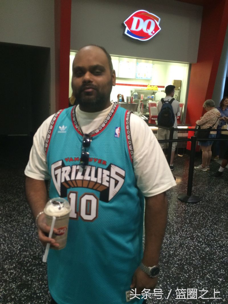 球迷也是风景线！夏季联赛场边出现了14件另类球衣！