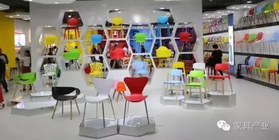 这个小镇的产业发生翻天覆地的变化竟是因为他们？