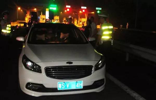 东莞一男子凌晨开车路过珠海被交警抓了！昨晚球赛结束发生这么多奇葩事!