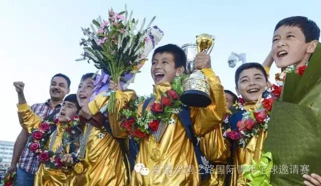 白马呼啸聚天山雪莲花开争斗艳