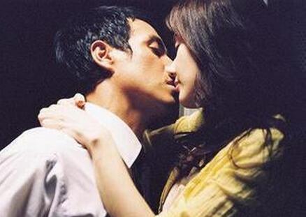 同事在她脖子上留了一个吻痕，丈夫看到后不仅不骂她还给她十万元