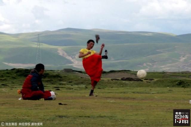 西藏雪山上的足球,足球西藏高原
