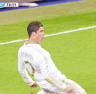 进球庆祝抓草皮吃被红牌罚下,庆祝进球之后被队友打