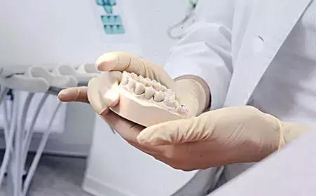 常见排齐牙齿的四大方法,牙齿拥挤重叠矫正过程