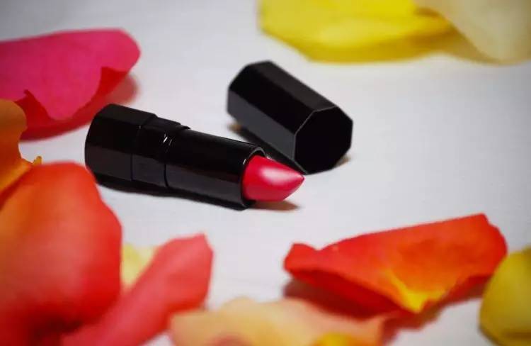 世上没有什么事情是一只口红不能解决的！如果有，那就是两只！