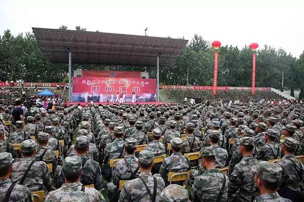 安徽无为百姓给抗洪救灾部队送饭,抗洪结束人民群众欢送感动流泪