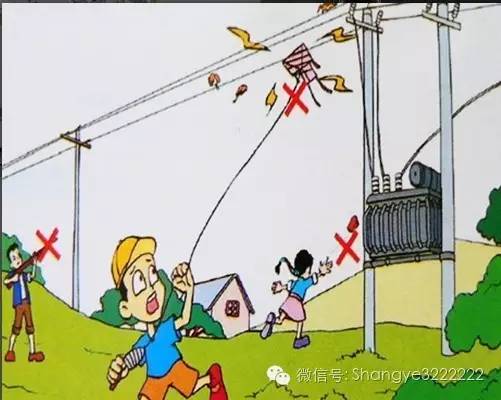 一熊孩子玩水管反被水管卡住,福建三明熊小孩