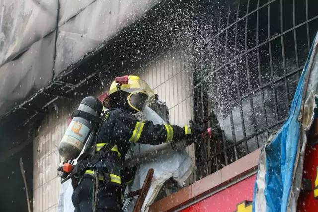 永远背对镜头的“背乐爷”