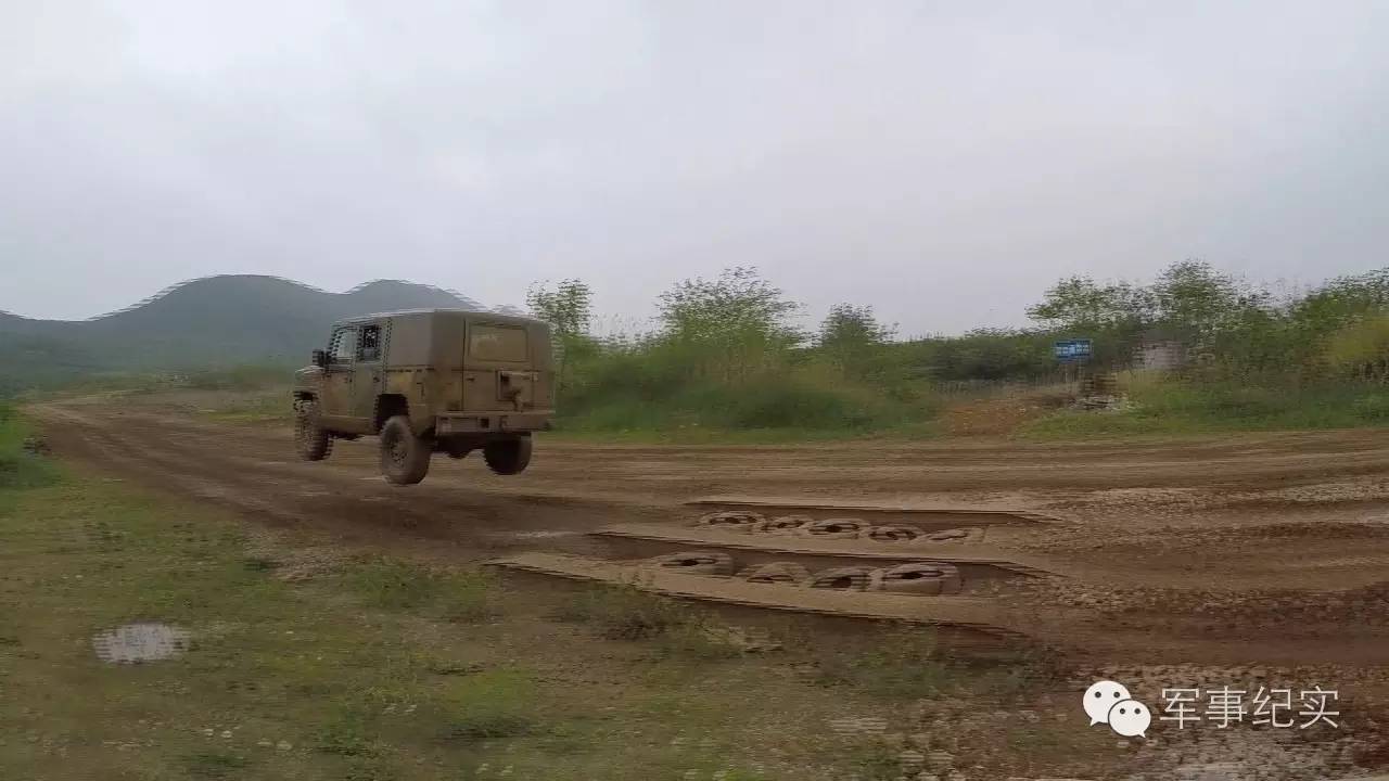 极限摩托帅气操作,极限驾驶汽车兵上演速度与激情