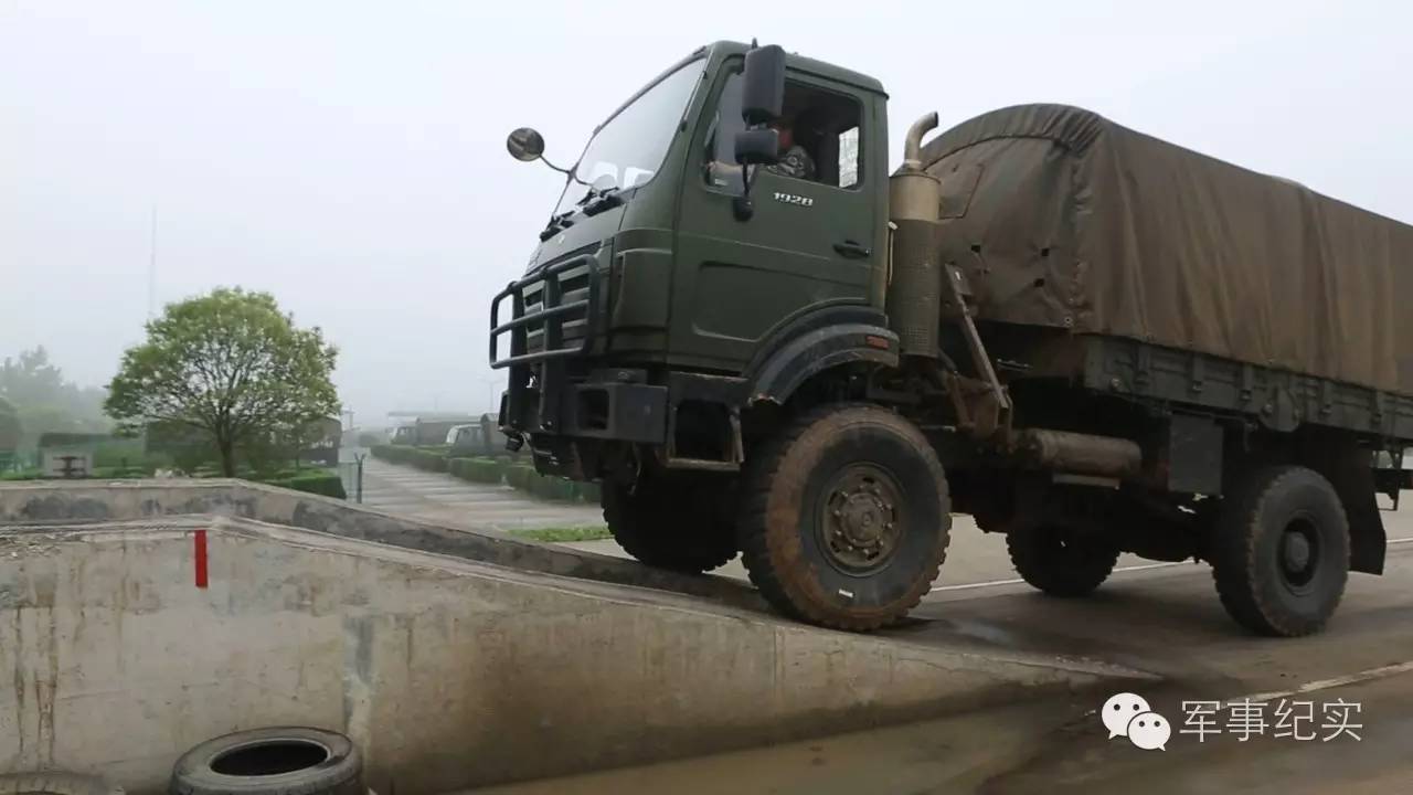极限摩托帅气操作,极限驾驶汽车兵上演速度与激情