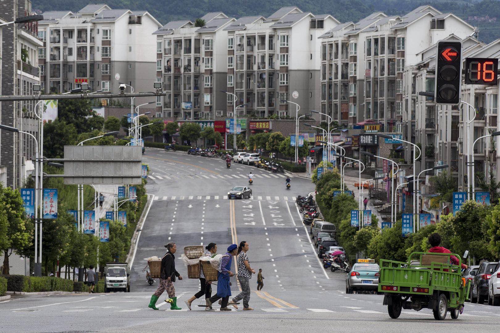 长江沿岸众生相：有人上游祭天，有人上海拆出两套房