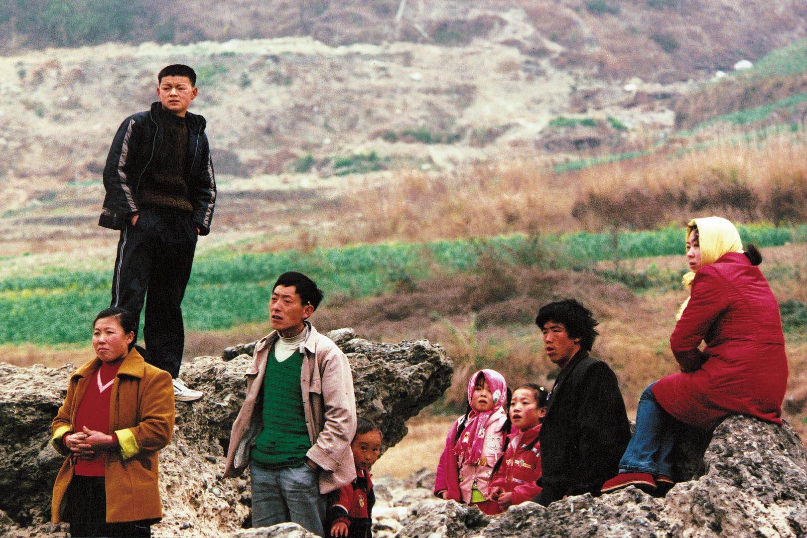 长江沿岸众生相：有人上游祭天，有人上海拆出两套房