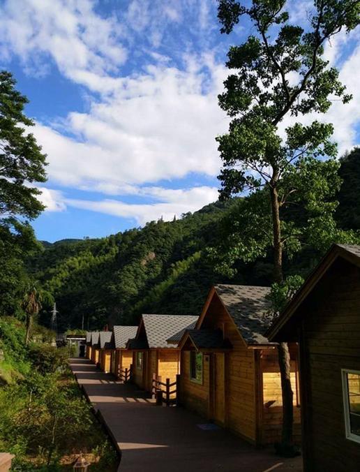 山间漂流避暑旅游,浙江深山避暑天堂住木屋