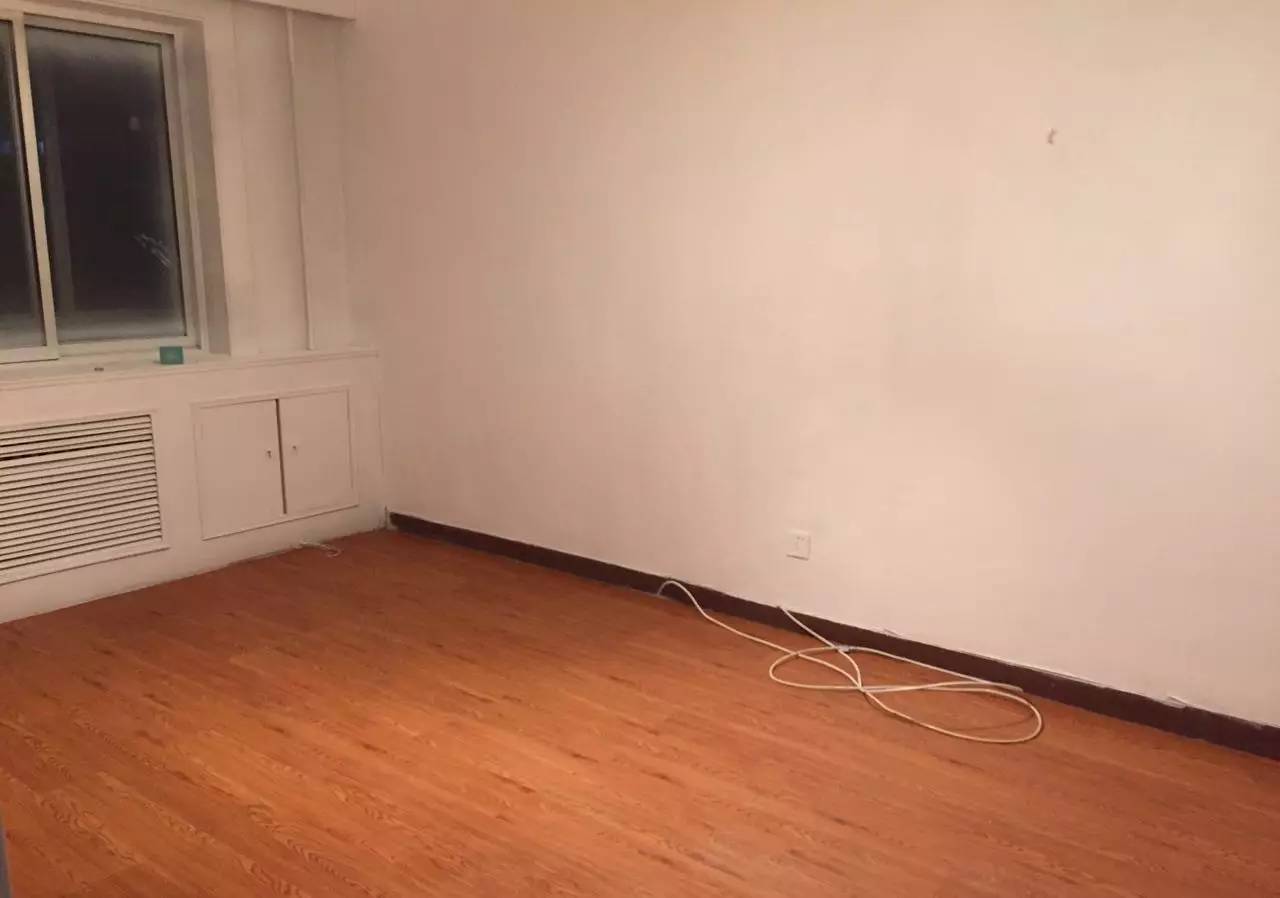 女生花1700改造破旧出租屋,90后女生独自租房改造毛坯房