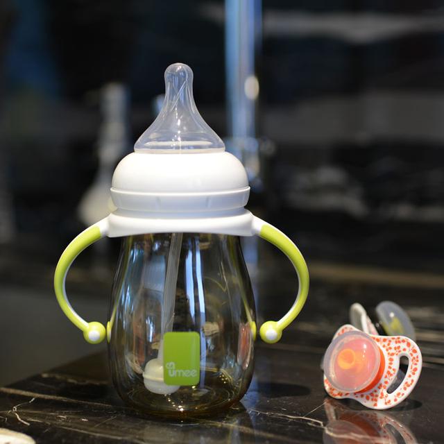 给宝宝奶瓶喂水,给宝宝喝水用的奶瓶