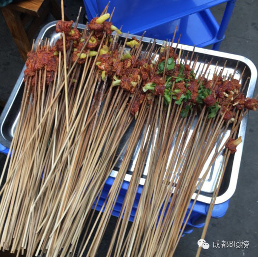 这个挨着成都建设巷的新新社区，看起来好像很好吃。