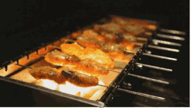 夏天晚上吃烧烤喝啤酒有危害么,深夜吃烧烤喝啤酒的危害