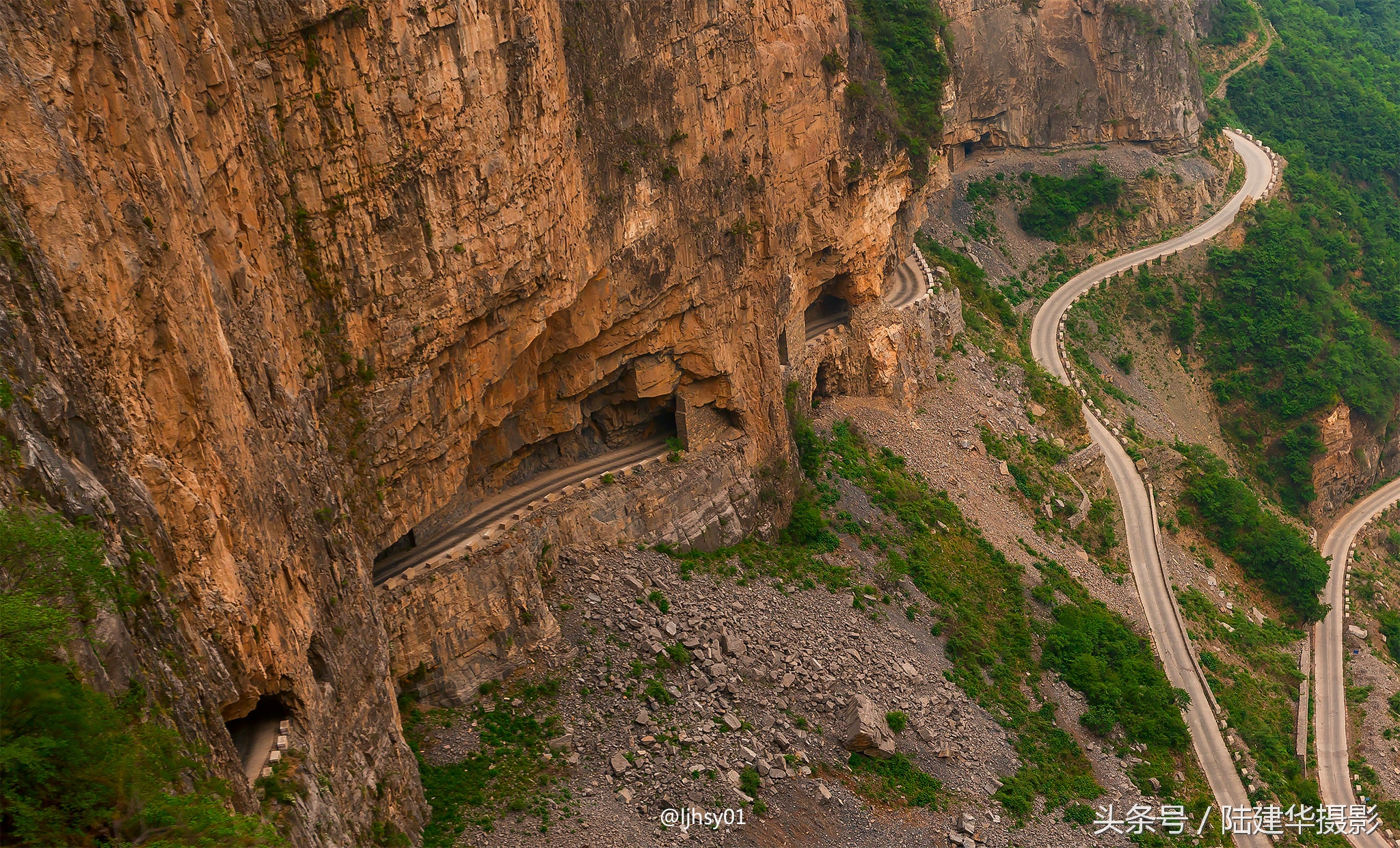 锡崖沟挂壁公路第一视角,锡崖沟悬崖上的挂壁公路