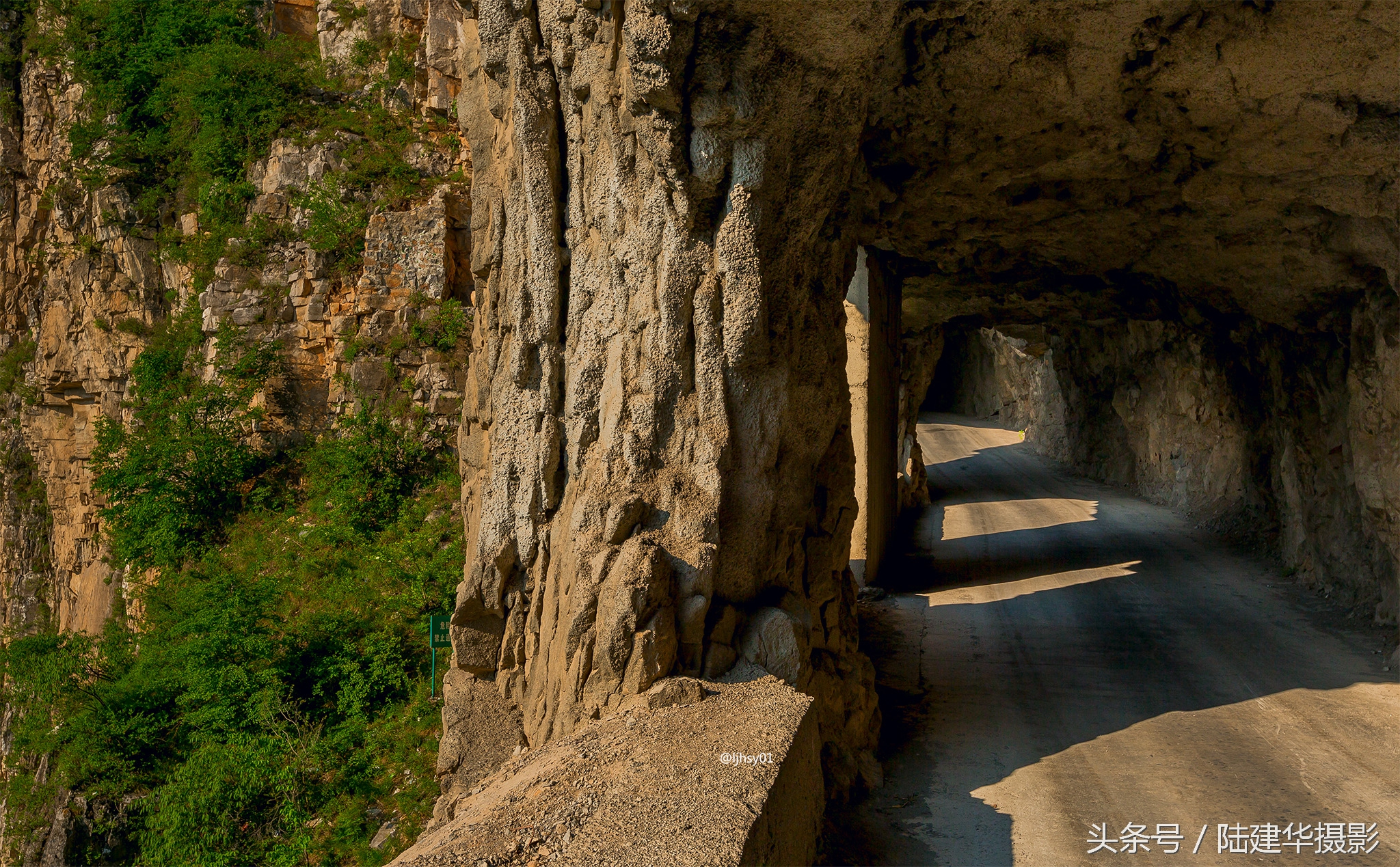 锡崖沟挂壁公路第一视角,锡崖沟悬崖上的挂壁公路