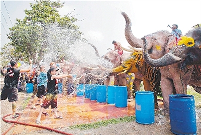泰国节日放孔明灯,泰国特色节日
