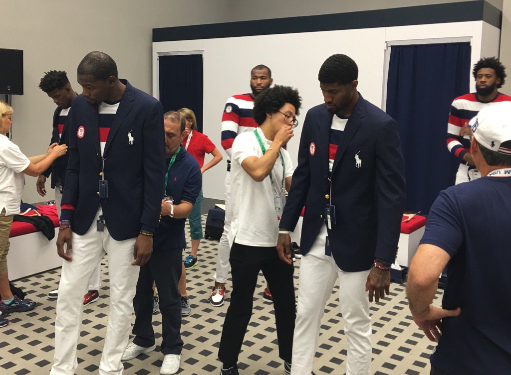 追梦-格林又闯大祸,发队友睡觉图夹带隐私照一起发出