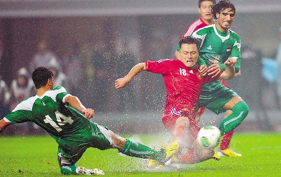 足球鞋不在草地上踢选哪个,踢一次足球选鞋