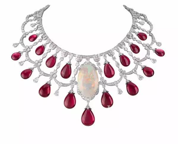 莎士比亚都为之倾倒的宝石，你的珠宝箱里不能没有一颗欧泊！